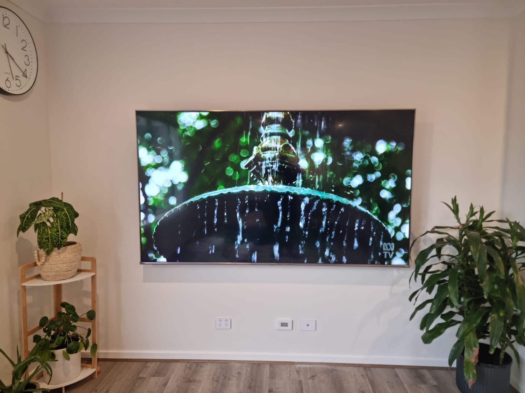 TV mounting job with console and soundbar layout